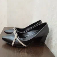 کفش|کیف، کفش، کمربند|خوی, |دیوار