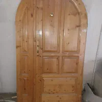 درب چوبی و لوله دودکش سیمانی بخاری