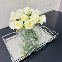 گل و گلدان و سینی آینه ای با هم
