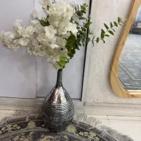 گلدان کنار سالنی بسیار شیک و ترند