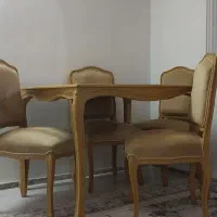 میز نهار خوری تمیز و مرتب در حد نو