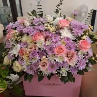 یک عدد باکس گل و یک عدد دسته گل