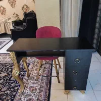 میز کاشت ناخن بسیار تمیز به همراه صندلی|آرایشگاه و سالنهای زیبایی|اندیشه, اندیشه فاز ۶|دیوار
