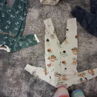 تعدادی لباس کودک و نوزاد تا ۶ ماه