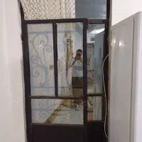 پنجره و درب دولنگه آهنی سالم با شیشه