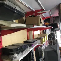 ویترین و قفسه بسیار مستحکم و تمیز