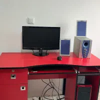 فروش کامپیوتر رومیزی به همراه میز و صندلی