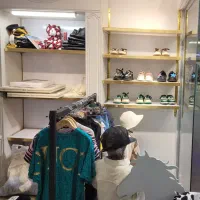 دکور و رگال قابل تنظیم مغازه لباس فروشی