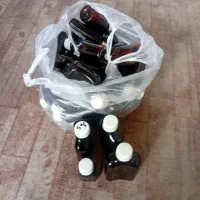 مقداری قوطی پلاستیکی