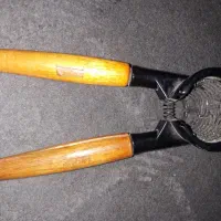 گردو شکن دستی