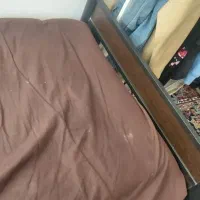 یک عدد تخت چوب فلز یک نفره شهر صدرا در حد نو|تخت و سرویس خواب|صدرا-فارس, فاز ۱|دیوار