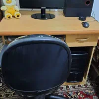 کامپیوتر و میز کامپیوتر و صندلی