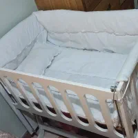 تخت کنار مادر