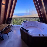 کلبه لوکس نوساز با جکوزی و چشم انداز رویایی جنگل