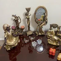 تعدادی مجسمه تزیینی