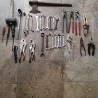 تعدادی آچار و ابزار ولوازم