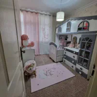 تخت دو طبقه کلبه(در حد نو)همراه با تشک و دراور