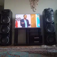 یک میز تلویزیون شیشه ای دارای دو کشو بسیار تمیز