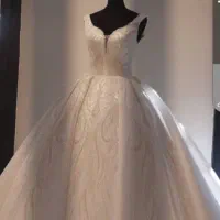 فروش لباس عروس دنباله دار‌
