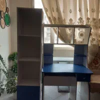 میز کامپیوتر و قفسه کتاب