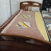 تخت تک نفره 2عد هست بدون تشک