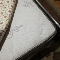 یک عدد تخت خاب 160 با تشک رویال تمیز