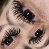 اکستنشن مژه و لیفت ابرو حرفه‌ای با تضمین کامل