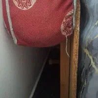 کفی تخت یک نفره و تشک به دلیل کمبود جا فروخته میشو