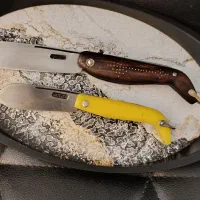 چاقو دسته شاخ .اره دار.موقعیت سامان.|کلکسیون اشیاء عتیقه|سامان, |دیوار