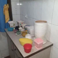 تعدادی گلدان همراه با زیرگلدانی