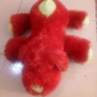 عروسک سگ پشمالو قرمز خوابیده