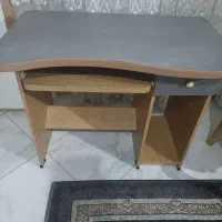 میز تحریر و کامپیوتر
