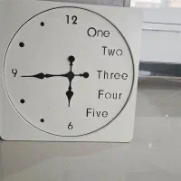 ساعت دیواری تمیز و نو