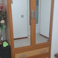 دوعدد کمد ایستاده بادو وسه کشو  ویک میز در حد نو