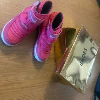 کفش صورتی زمستانی