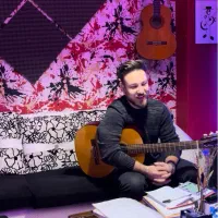 سوپرایز تلفنی با گیتار