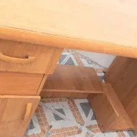 یک عدد میز کامپیوتر کار کرده