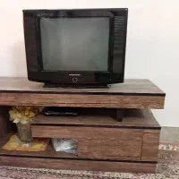میز و تلویزیون همراه با دستگاه دیجیتال