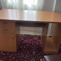 کتابخانه و میز