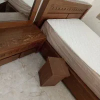 تخت دونفره به همراه میز آرایش و اینه