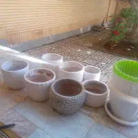 چند تا گلدان سرامیکی و پلاستیکی