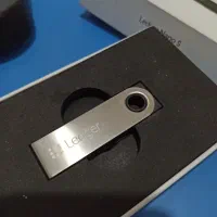 کیف پول لجر نانو اس کارکرده در حد نو