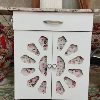 میز اتو و سبد سیب زمینی و پیاز