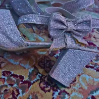 لباس مجلسی و یک کفش پاشنه بلند مجلسی|لباس|سنگر, |دیوار