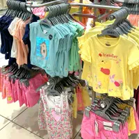 فروشنده خانم (پوشاک)