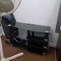 میز تلویزیون سالم سالم نو و یک قالی ۹متری تمیز