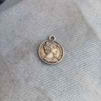 سکه طرح گردنبند ملکه الیزابت قدیمی ونایاب