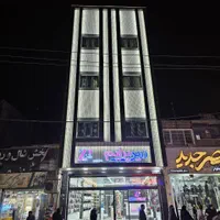 فروشنده و صندوقدار خانم