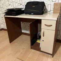 میز اداری وکامپیوتر