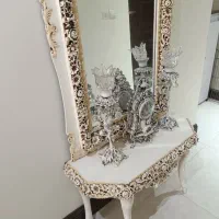 آیینه و پایه چوبی و یک جفت شمعدان و ساعت فلزی